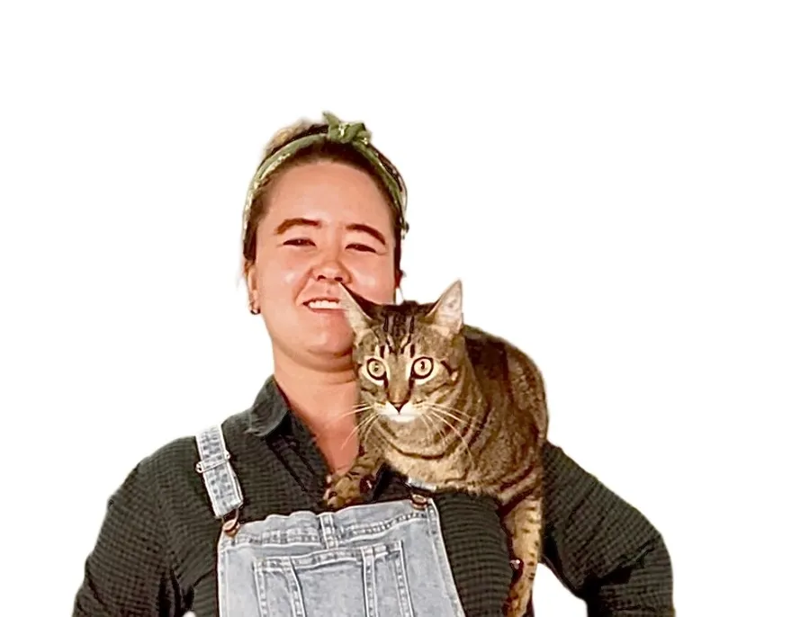 Rebekah with Señor Poquito, her tabby cat, on her shoulder